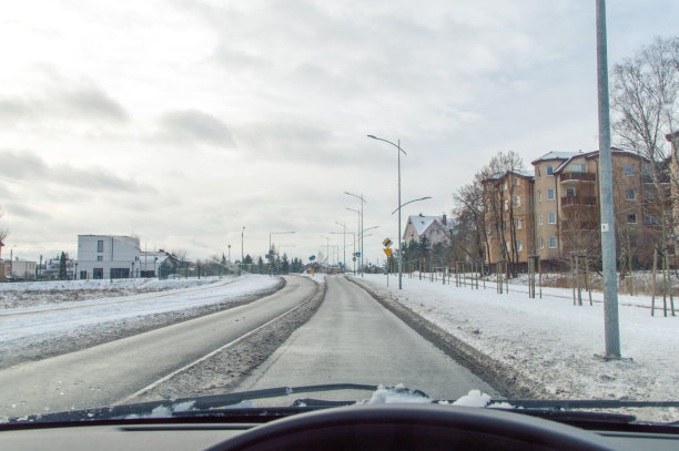 在这个小城市，从汽车上观看道路的冬季景色。图片下载