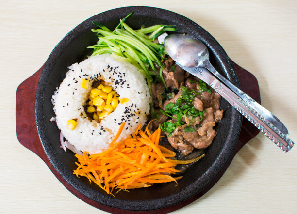 一套饭有米饭、牛肉、黄瓜和胡萝卜就上桌了图片下载