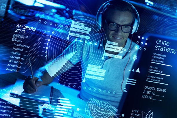 积极的程序员在晚上编程图片下载