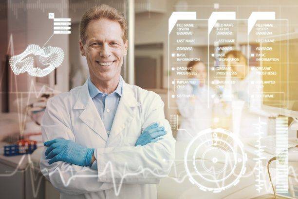 聪明开朗的医生双臂交叉微笑地站着图片下载