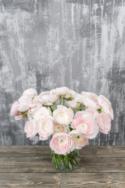 木桌上放着一束美丽的毛茛花。质朴的背景与复制空间。靠近波斯毛茛花。图片下载