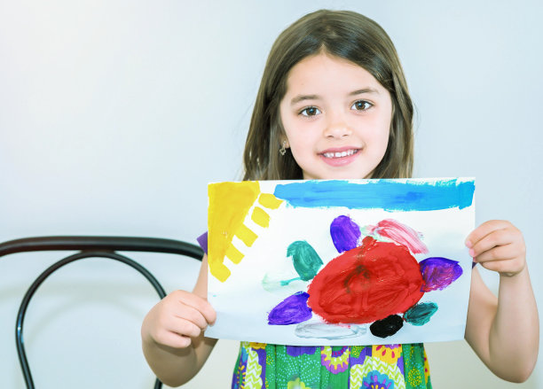 一个美丽女孩的肖像，正在展示她的绘画图片下载