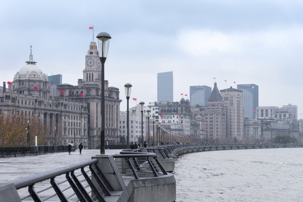 历史建筑位于上海外滩，黄浦江畔，是亚洲最受欢迎的旅游目的地。中国上海图片下载