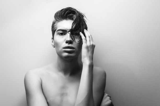 瘦小的年轻人图片下载