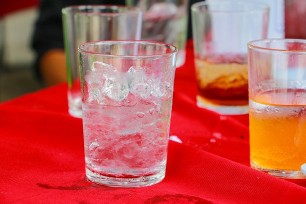桌上放着一杯冰，红色的桌布图片下载