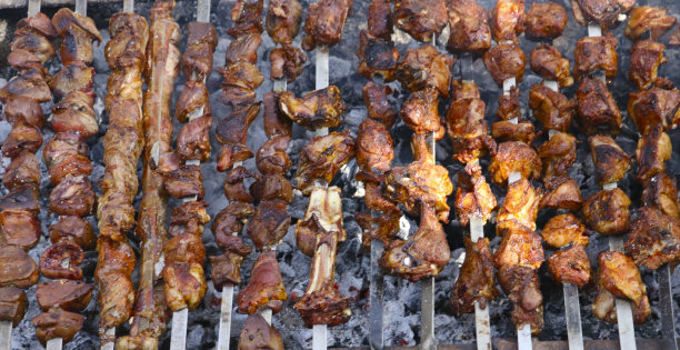 肉在露天用烤肉串煎图片下载