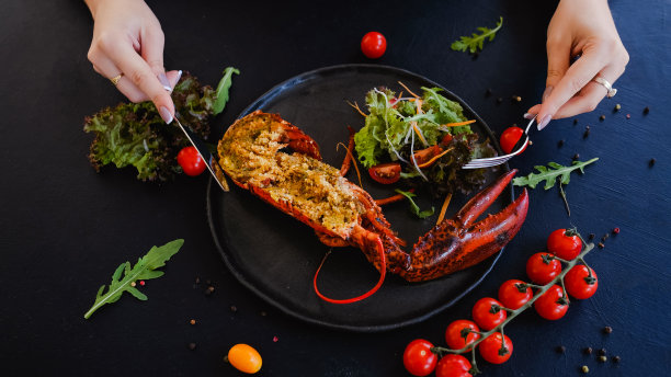 品尝餐厅酿龙虾菜肴素材图片