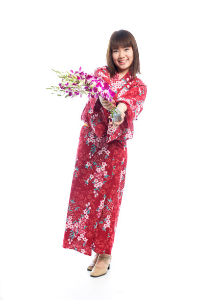 迷人的亚洲女人穿着和服与兰花花在白色的背景。图片下载