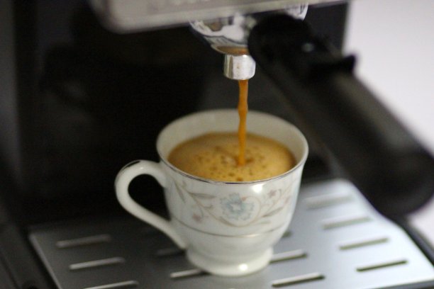 浓缩咖啡倒入古董意大利小咖啡杯3图片下载