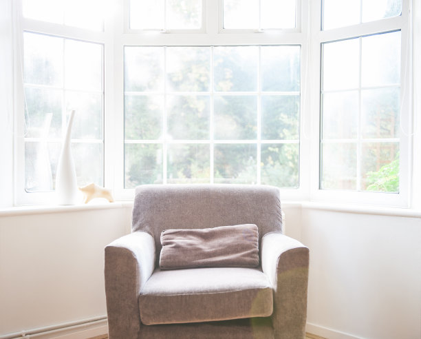 英格兰，阳光充足的凸窗旁的舒适扶手椅图片下载