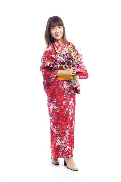 迷人的亚洲女人穿着和服与兰花花在白色的背景。图片下载