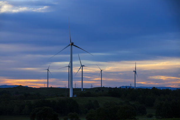 晚上，风力涡轮机的剪影图片下载
