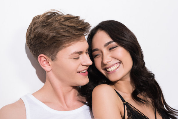 穿着内衣拥抱情侣图片下载