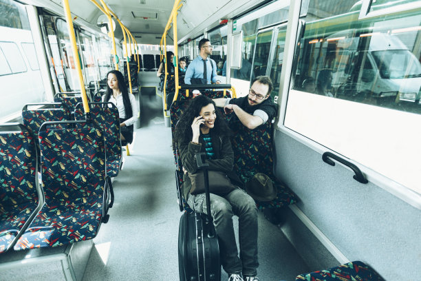 乘坐公共交通工具的年轻人图片下载
