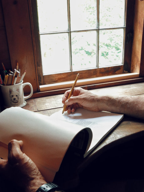 男人的手书在书房，乡村书桌，阁楼窗户图片下载