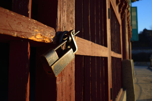 韩国传统，格子窗和锁的老技术图片下载