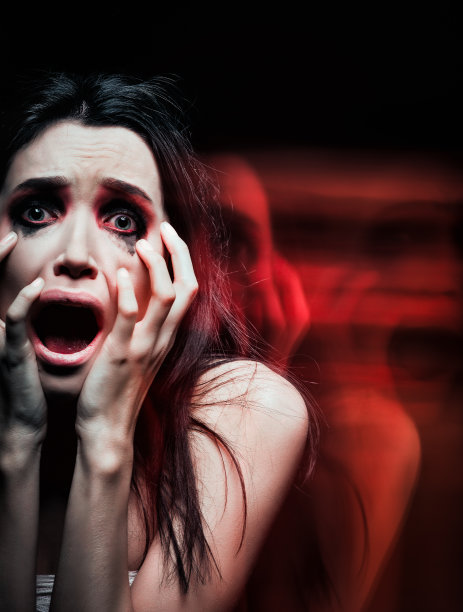 害怕哭泣的年轻女人的特写。模糊的效果图片下载