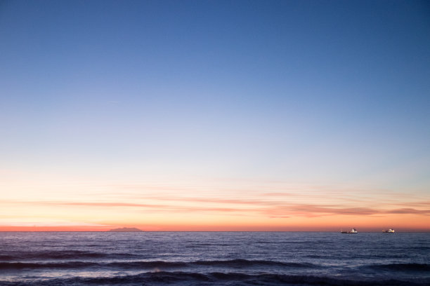 日落时分，海上的货船图片下载