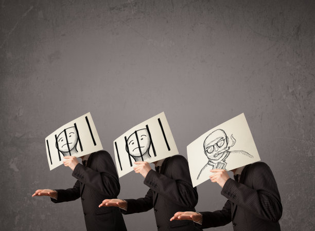 男人穿着正式的手势，纸板放在他们的头上图片下载