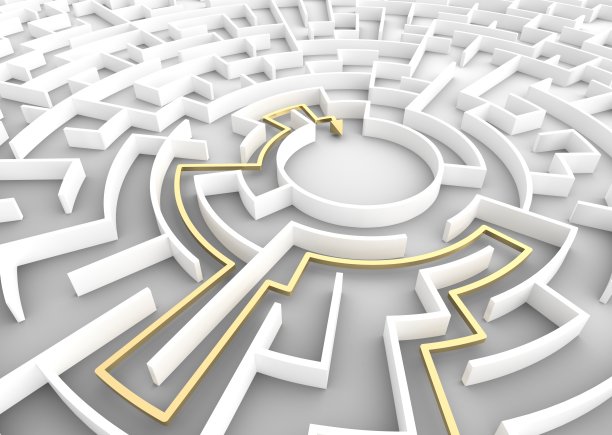 金箭头穿过迷宫显示解决方案。业务策略的概念。图片下载