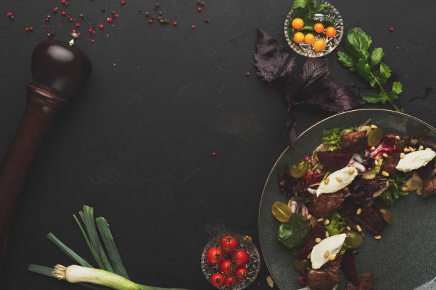 餐厅供应的热沙拉配甜菜根和奶酪图片下载