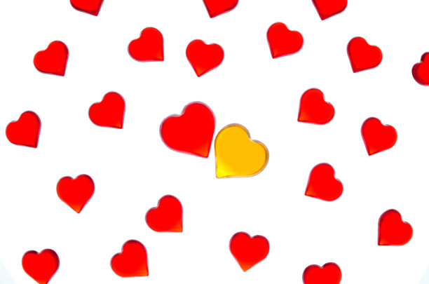 红心和黄心中间是白色背景上的很多红心。图片下载