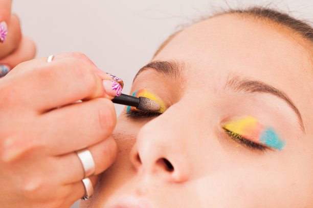 棕色眼睛的妆容图片下载