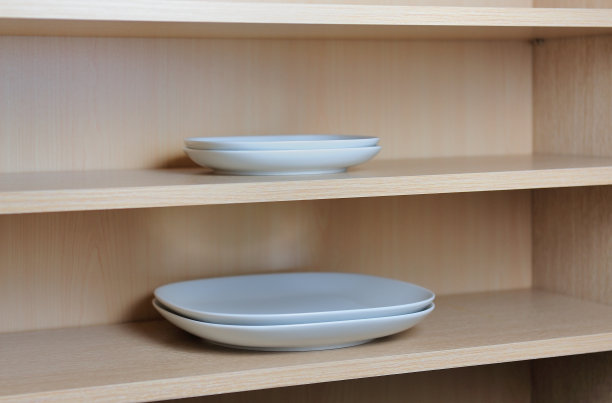 有白色盘子的厨房碗柜图片下载