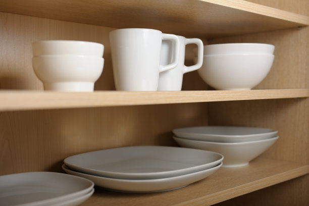 厨房碗柜里不同的白色盘子图片下载