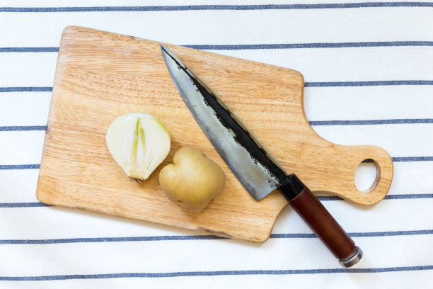 切菜板上的菜刀。图片下载