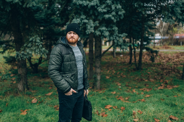 穿着毛衣的年轻红发女子图片下载