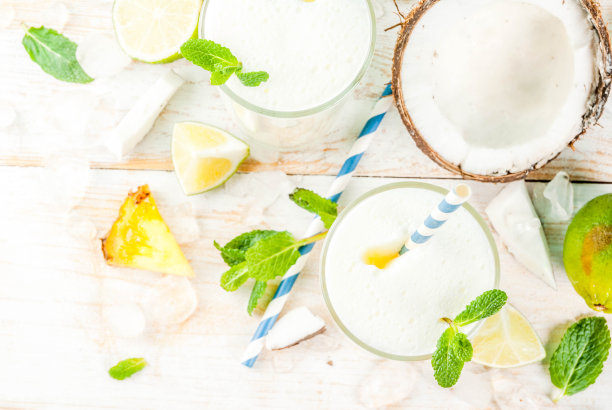 菠萝椰子莫吉托或冰沙图片下载