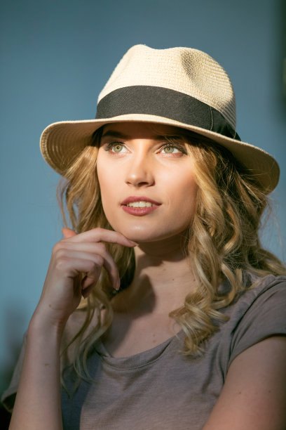一个戴着草帽的年轻女子的肖像图片下载