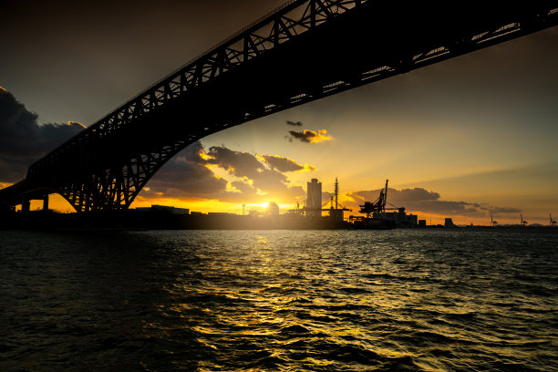 桥梁和集装箱港口货物，出口集装箱到国际，剪影照片。图片下载
