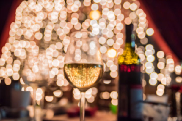 背景模糊的白葡萄酒图片下载
