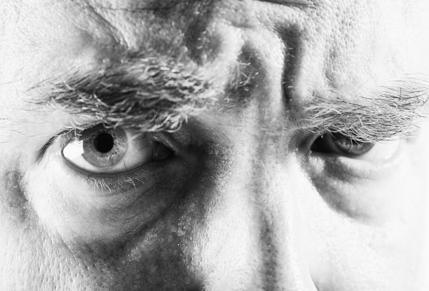 悲伤和困惑的成熟男人是焦虑的图片下载