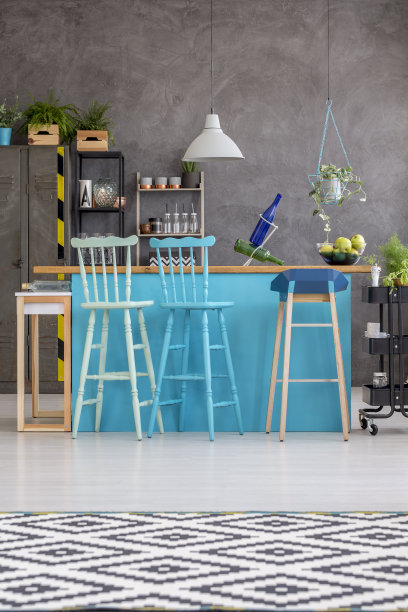 宽敞的阁楼充满植物素材图片