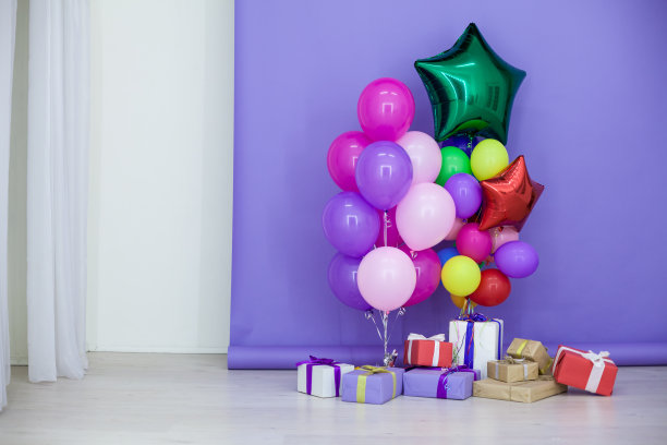 不同颜色的气球和节日的生日礼物图片下载