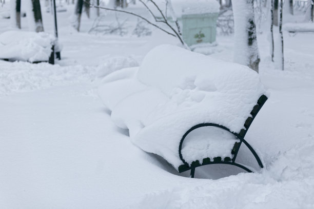 冬季公园里的长椅图片下载