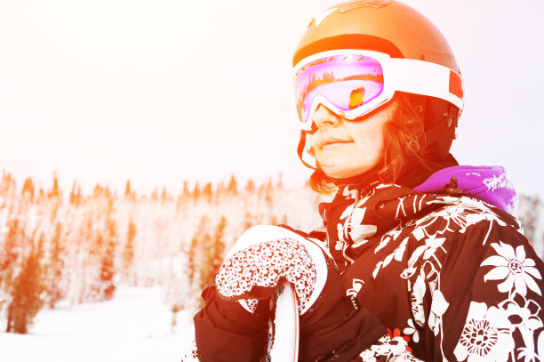 年轻的滑雪女子图片下载