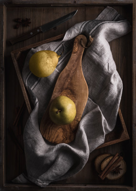 乡村厨房里木箱里的梨的静物。前视图。图片下载