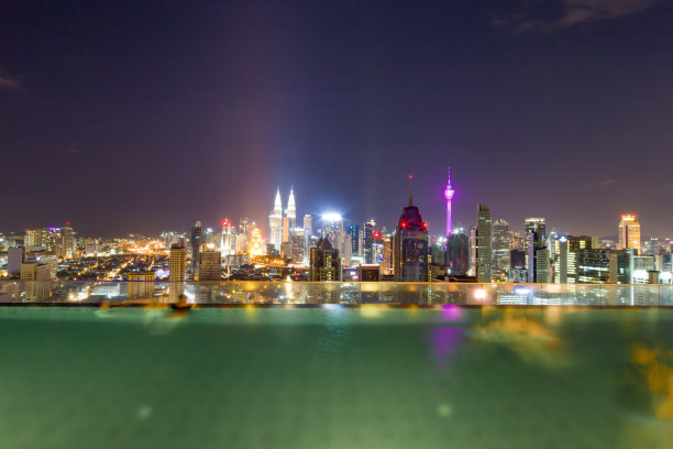 晚上有室外游泳池和现代化建筑图片下载