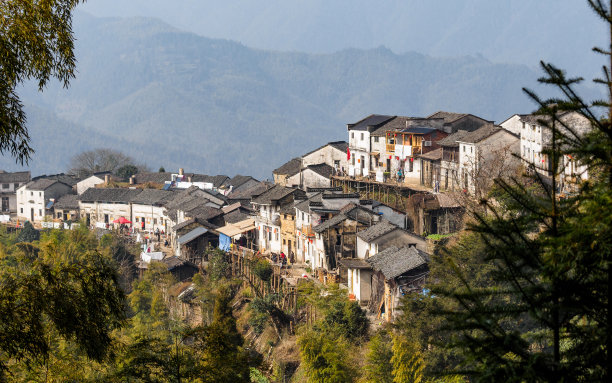 美丽的村落，在山的山脊，木里红村是著名的黄山风景区。图片下载