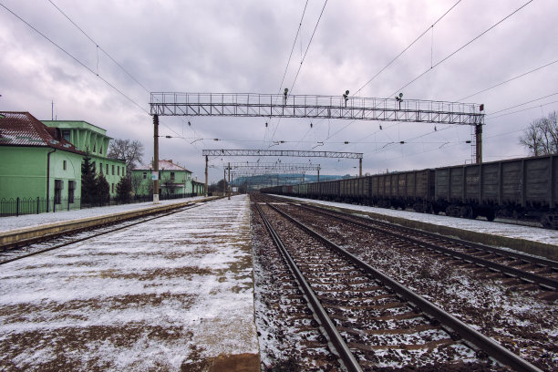 空荡荡的站台和铁路在远处离开(乌克兰，Zolochiv)图片下载