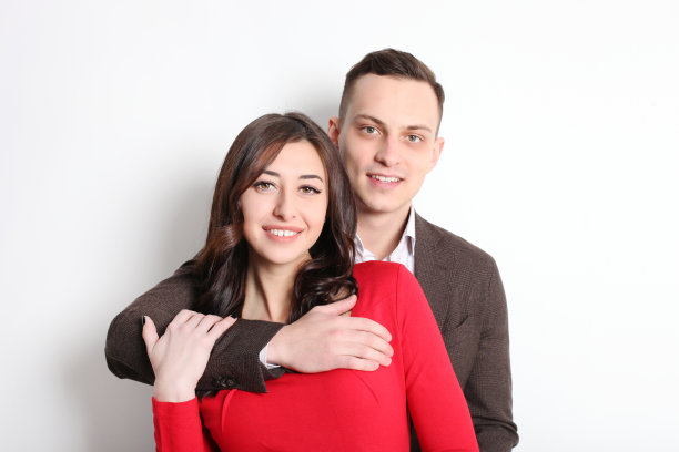 情人节摄影快乐。相爱的情侣面带微笑，情意绵绵，老练的商务休闲风格。2月14日，白色背景，拷贝空间，正面视图人像。图片下载