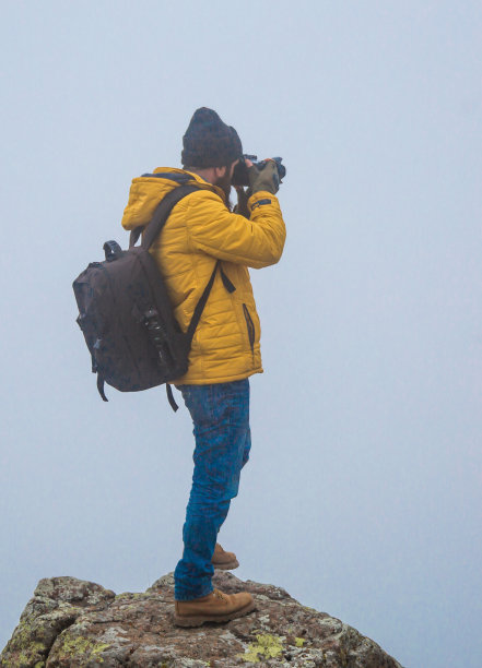 山中男人的生命图片下载