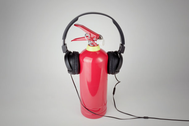 带耳机的灭火器图片下载