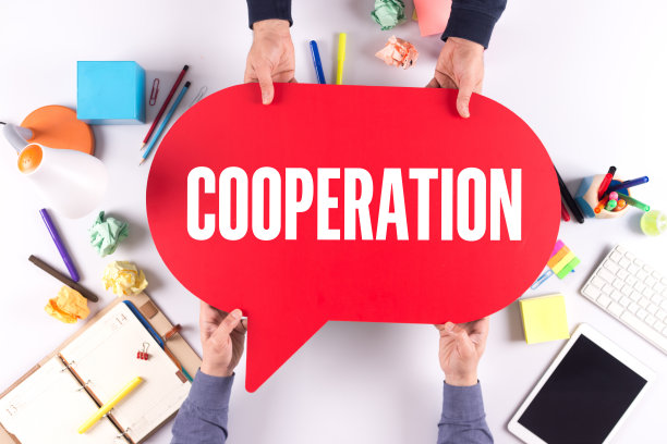 两人抱着合作理念的演讲泡泡图片下载