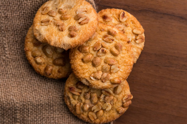 木桌上放着花生饼干。俯视图图片下载