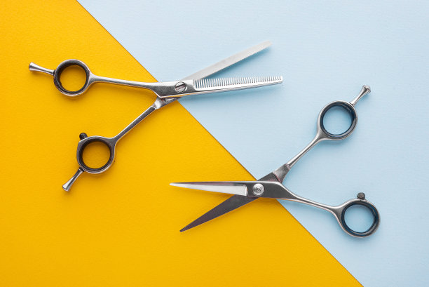 两套不锈钢理发剪水平平行排列素材图片